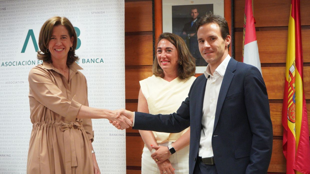 Fundaci N Aeb Y Somos Digital Facilitan El Uso De La Banca Digital